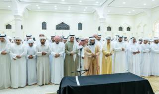 سعود بن صقر يؤدي صلاة الجنازة على جثمان الشيخة شمسة الكتبي