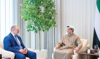 منصور بن زايد يبحث مع المبعوث الخاص للرئيس البيلاروسي علاقات التعاون