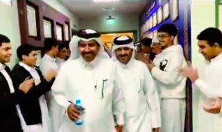ممر شرفي من طلاب مدرسة أحمد بن حنبل تكريما لمعلم بعد تقاعده