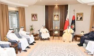 وزير الداخلية البحريني مستقبلاً الوفد الأمني الكويتي