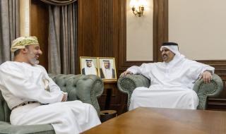 الرئيس التنفيذي للمؤسسة القطرية للإعلام يجتمع مع السفير العماني