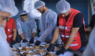 الهلال الأحمر القطري يوزع أكثر من 88 ألف وجبة غذائية على النازحين في غزة