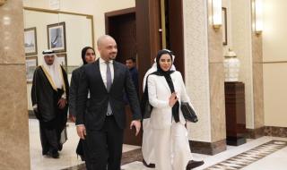 وزير التنمية الاجتماعية البحريني يستقبل وزيرة الشؤون لدى وصولها إلى المملكة