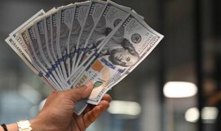 الدولار يتراجع مع تقليص توقعات رفع الفائدة