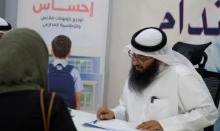 جانب من تقديم المساعدات ضمن مشروع «إحساس»
