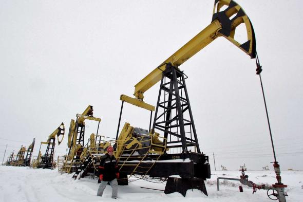 روسيا تخفض إنتاجها النفطي بمقدار 700 ألف برميل يومياً