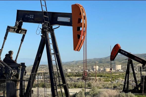 ارتفاع أسعار النفط لكنها تسجل أكبر خسائر أسبوعية منذ مارس الماضي