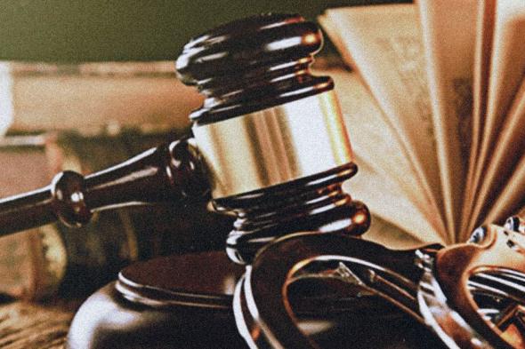 تحرش بطفلتين بعد أن أمسك بهما من يديهما وسحبهما إلى ثلاجة الآيس كريم