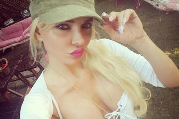 اتفرج .. ميريام كلينك ولعتها على الاّخر بـ مؤخرة عارية ورقص بالدولارات