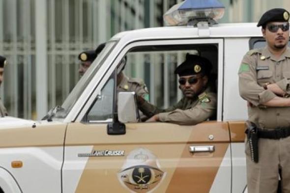 تحقيقات مكثفة لشرطة الرياض تؤدي للقبض على 21 شخصًا بتهم انتحال صفة وسرقة الممتلكات في العاصمة السعودية