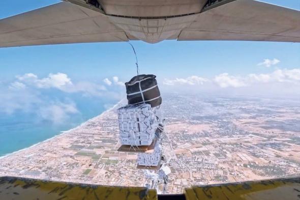 سفينة حمدان تبدأ تحميل المساعدات الإنسانية لنقلها من الإمارات إلى غزة