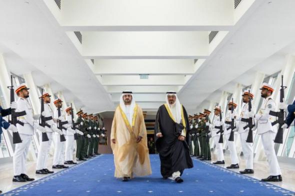 مكتوم بن محمد يودّع رئيس مجلس الوزراء الكويتي لدى مغادرته الدولة