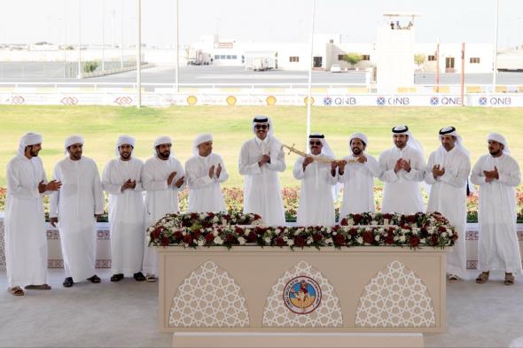 سمو الأمير يتوج الفائزين في ختام مهرجان الهجن العربية الأصيلة على سيف سموه